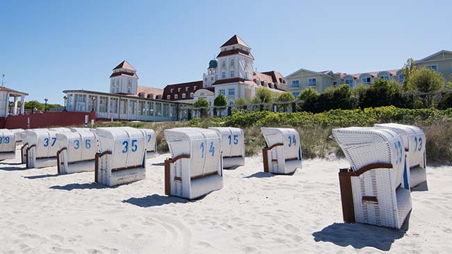 Deutschland - Ostsee, Insel Rügen, Strandkörbe bei Sonnenschein am Strand