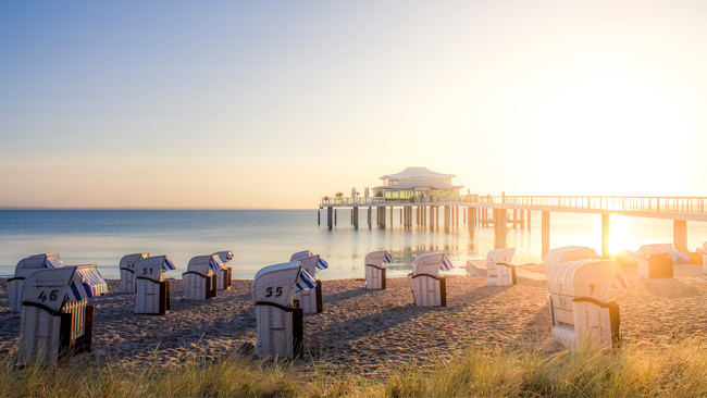 Deutschland - Ostsee, Niendorf mit Blick auf Timmendorfer Strand mit Strandkörben