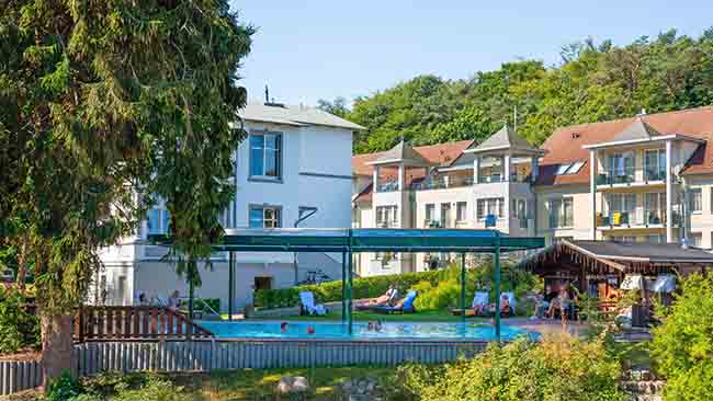 Deutschland - Usedom, Ostseehotel Villen im Park, Hotelanlage mit Pool