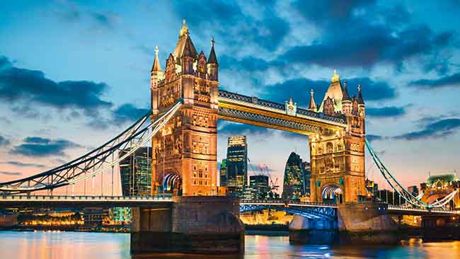 Großbritannien - London, Beleuchtete Tower Bridge bei Nacht
