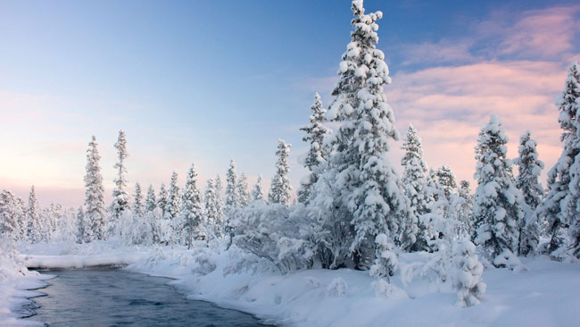 Finnland - Lappland, Fluss durch Schwedisch Lappland, Schneelandschaft im Winter
