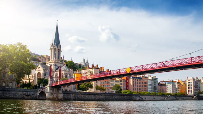 Passerelle Paul-Couturier in Lyon, rote Fußgängerbrücke über die Saône, Frankreich