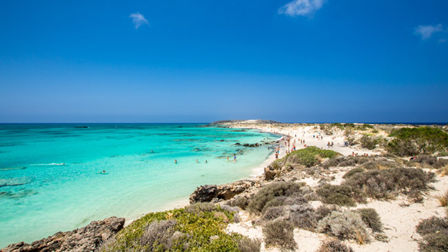 Griechenland Kreta, Elafonissi Starnd mit kristallklares Meer mit Lagune