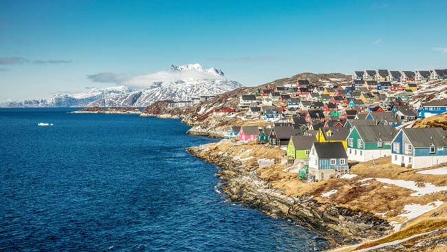 Bunte Häuser in Nuuk an der Westküste Grönlands