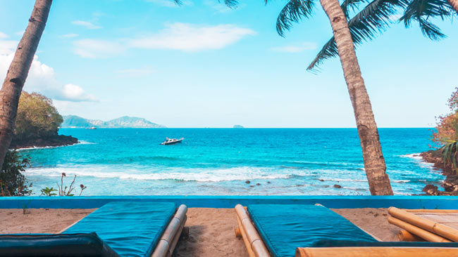 Indonesien - Bali, Secret Beach mit 2 Liegestühlen am Strand und Blick aufs Meer