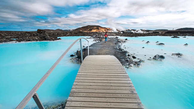 Island - Blaue Lagune mit türkisfarbenen Wasser und hölzeren Steg