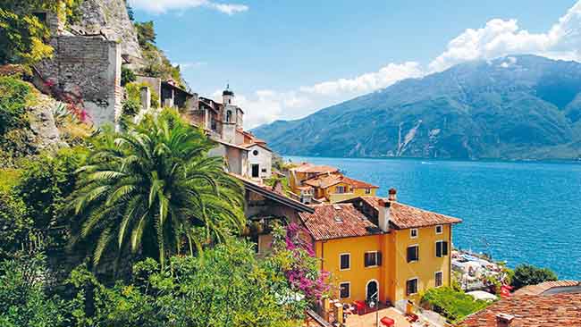 Italien - Gardasee, Dorf mit Blick auf See