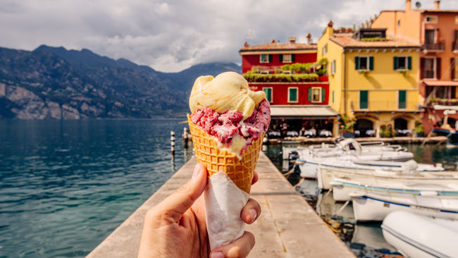 Italien - Gardasee, Eis in Waffel vor Hauskulisse
