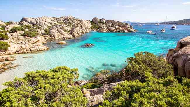 Italien - Sardinien, Bucht mit Booten und glasklarem Wasser