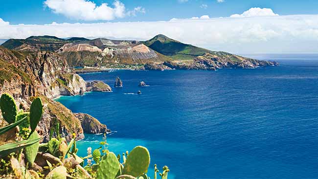 Italien, Sizilien, Traumhafter Küstenabschnitt mit Meer und Kakteen