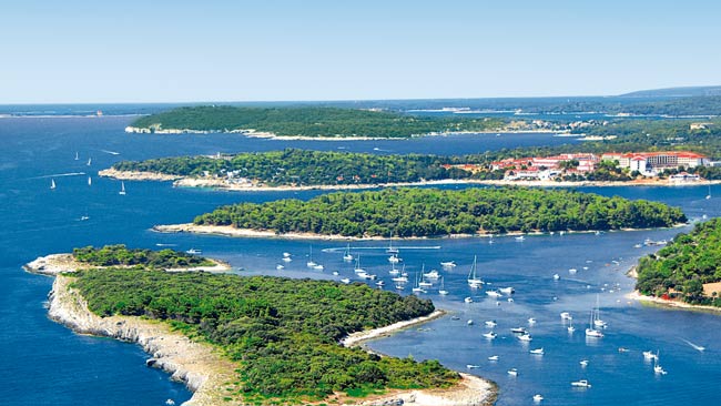 Kroatien - Halbinsel Istrien, Pula mit kleinen Inseln und Booten im Meer