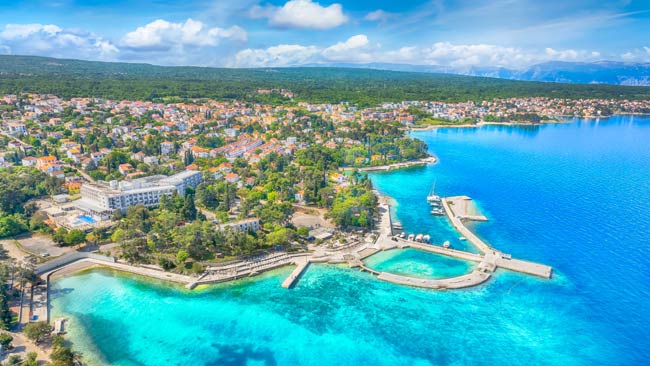 Luftaufnahme Stadt Malinska, Insel Krk, Kroatien