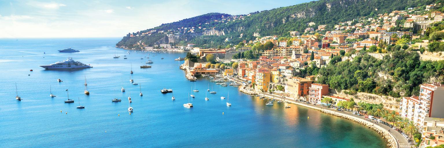 Panoramablick auf eine Bucht an der Côte d'Azur mit blauem Meer und Yachten
