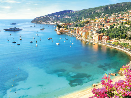 Panoramablick auf eine Bucht an der Côte d'Azur mit blauem Meer und Yachten