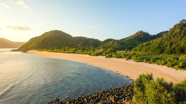 Kuta Beach auf Bali bei Golden Hour, Sonnenuntergang, Indonesien