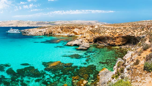 Malta - Blaue Lagune mit Felsen auf Comino, Badebucht