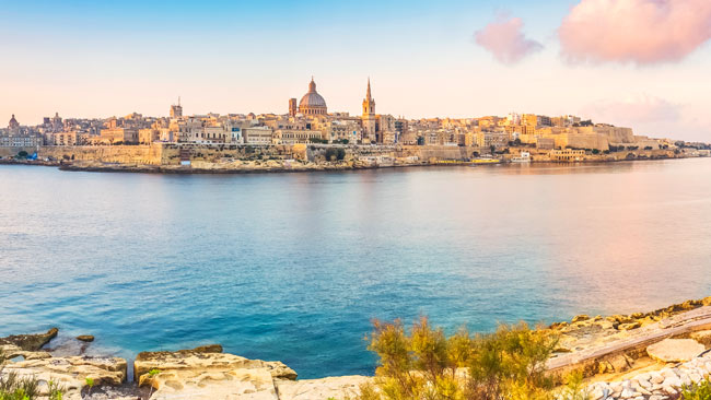 Malta - Panoramablick auf Skyline von Valletta vom Meer aus