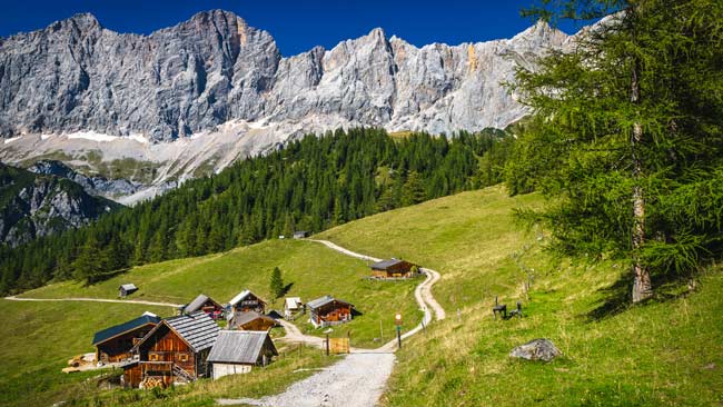 Almhütten an der Piste in Ramsau am Dachstein, Österreich