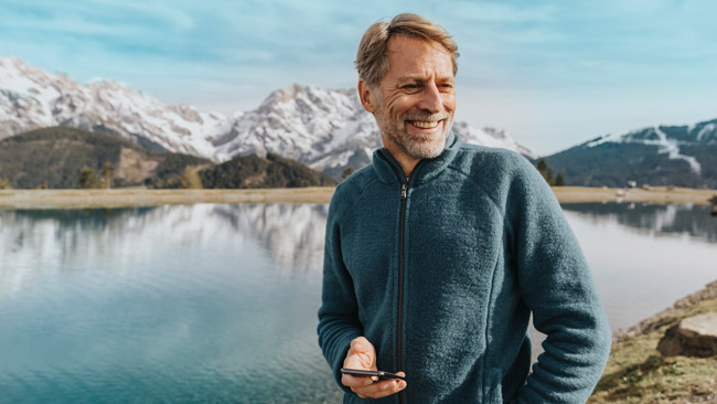 Österreich - Salzburger Land, Lächelnder älterer Mann beim Wandern am Prinzensee