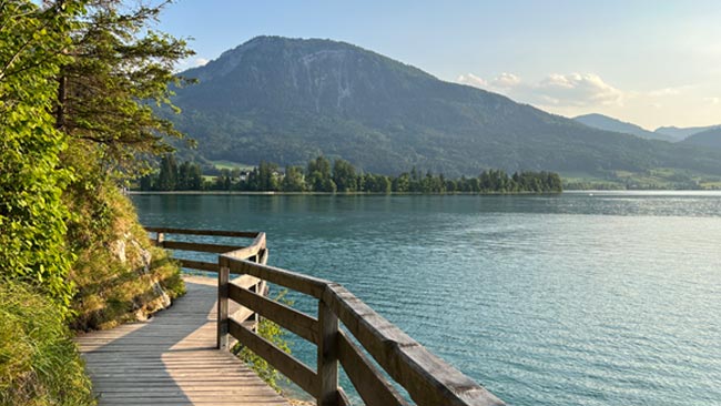 Bergwanderweg rund um den Wolfgangsee im Salzkammergut, Österreich
