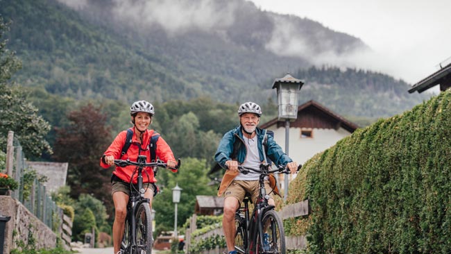 Senioren Paar beim Radfahren in Bergkulisse, Aktivurlaub, Österreich