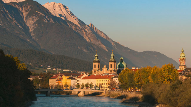Österreich - Tirol, Innsbruck, Flussufer mit Bergpanorama, Dom St. Jakob