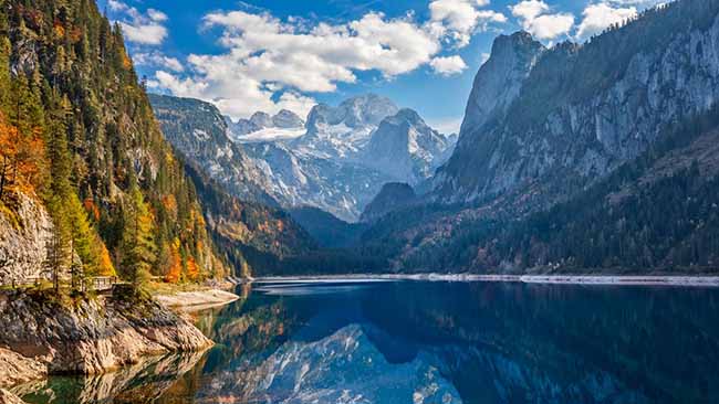 Österreich - Vorarlberg, Bergsee mit Bergmassiv