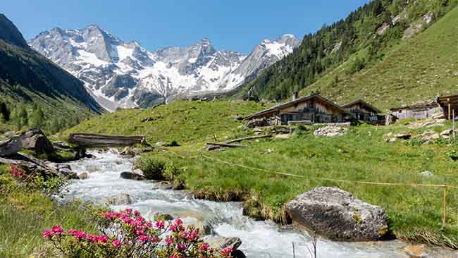 Österreich Zillertal, Bergmassimit Fluss, Alm und Bergwiesen
