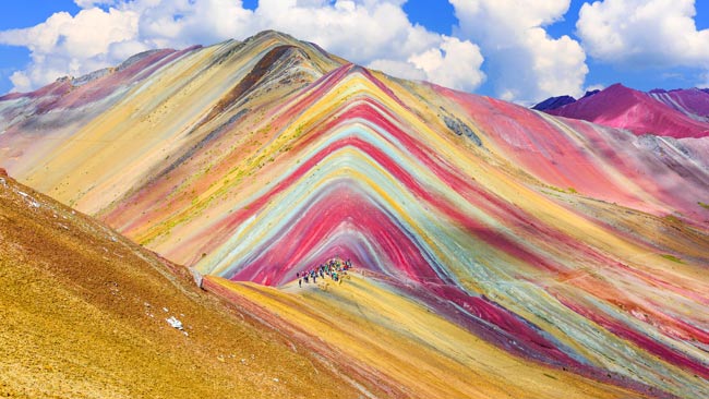 Peru - Luftaufnahme bunter Regenbogenberg Vinicunca in den peruanischen Anden