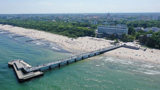 Polen - Kolberg, Küste an der Polnischen Ostsee mit Seebrücke
