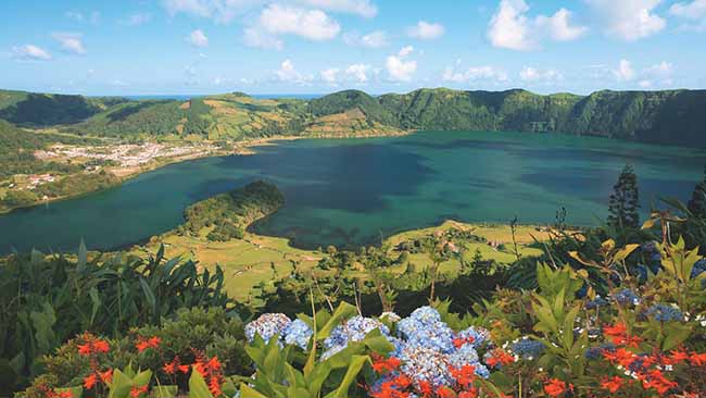 Portugal - Azoren, Insel Sao Miguel, Blick auf See und Blumen