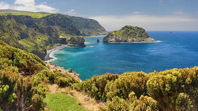 Nordküste Flores auf der Azoren Inselgruppe, grüne Klippen am Meer, Portugal