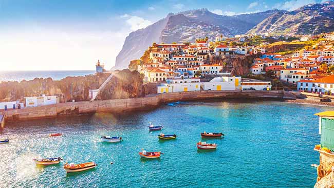 Portugal - Madeira, Fischerdorf mit Booten in Bucht