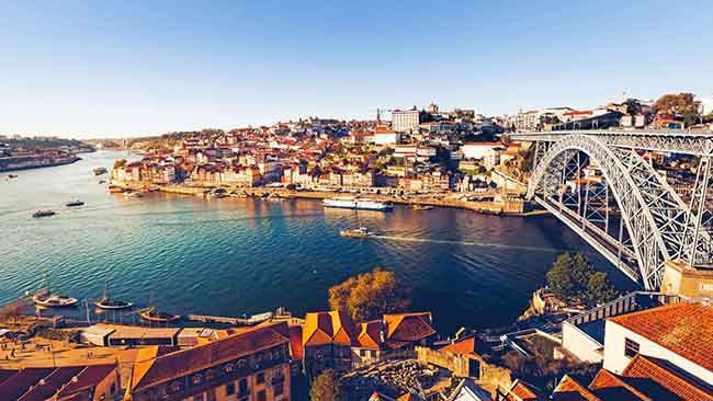 Portugal - Porto, Fluss mit schönem Blick auf die Stadt