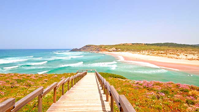 Portugal, Strand mit Steg