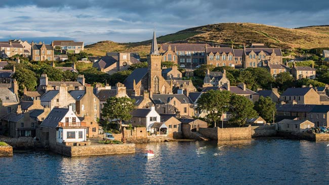 Schottland - Ansicht vom Wasser auf Stromness, Schottische Insel Mainland
