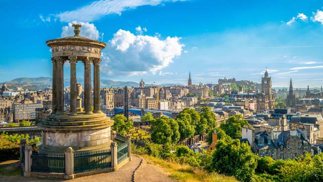 Calton Hill Hüge mit Dugald Stewart Monument in Edinburgh, Schottland