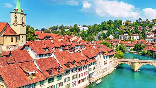Schweiz - Bern, Blick auf Stadt und Fluss