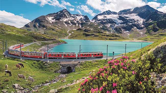 Schweiz, Panorama-Züge, Glacier Express mit Bergpanorama und Bergsee