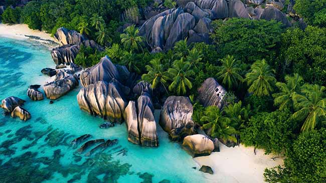 Seychellen, Traumstrand mit Palmen und Felsen