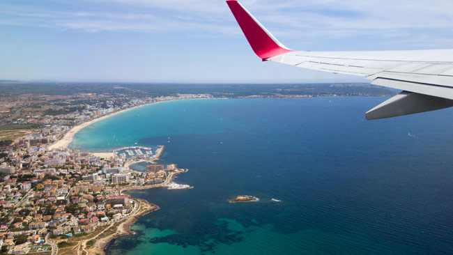 Spanien - Mallorca, Blick über Mallorca aus Flugzeug, Strand El Arenal Ballermann