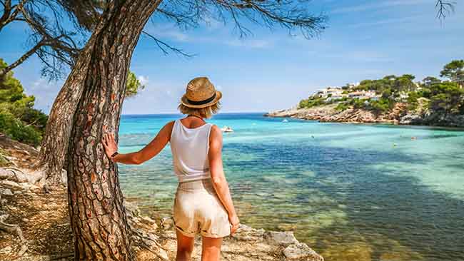 Spanien - Balearen, Frau blickt auf Bucht