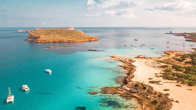 Spanien - Balearen, Ibiza, Schöne Bucht mit Schiffen