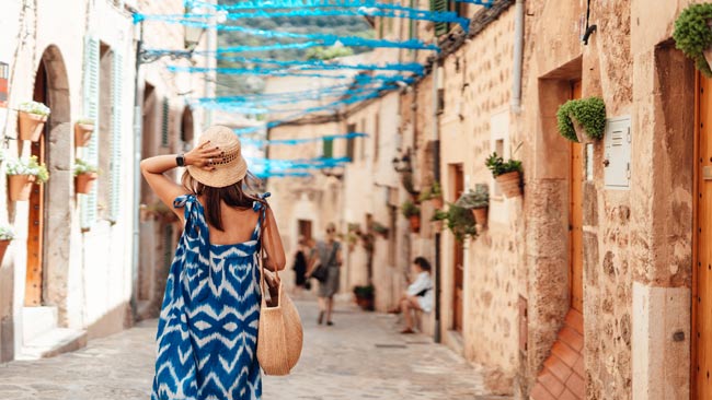 Spanien - Mallorca, Frau schlendert durch Gassen in Valldemossa