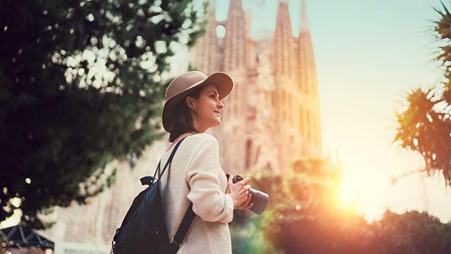 Spanien - Barcelona, Frau mit Kamera vor Sagrada Familia