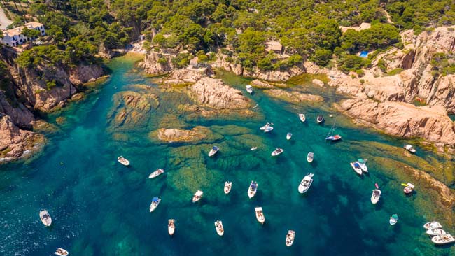 Spanien - Costa Brava, Luftaufnahme Strandbucht Aigua Xelida mit Booten