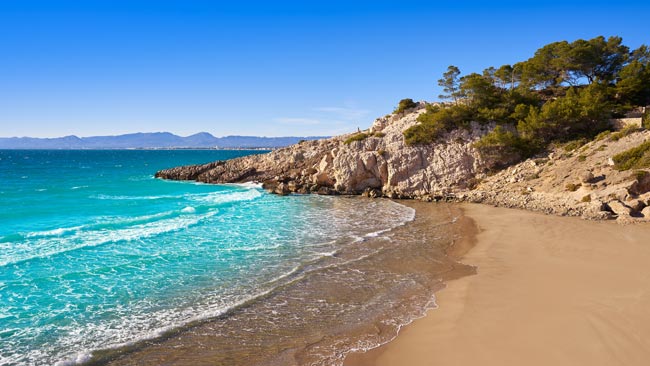 Spanien - Costa Dorada, Bucht in Salou mit kristallklarem Wasser
