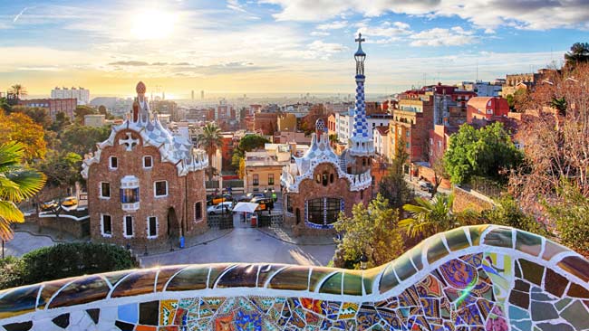 Park Güell mit Blick auf Barcelona Stadt an der Costa Brava, Spanien