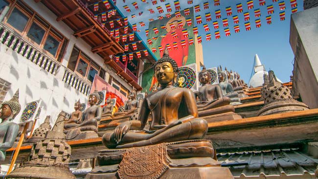 Statuen des Buddha in der Lotusposition, Gangaramaya Buddhistischer Tempel, Colombo, Sri Lanka, Südasien