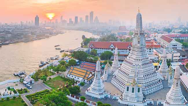 Thailand - Bangkok, Tempelanlage mit Skyline im Hintergrund